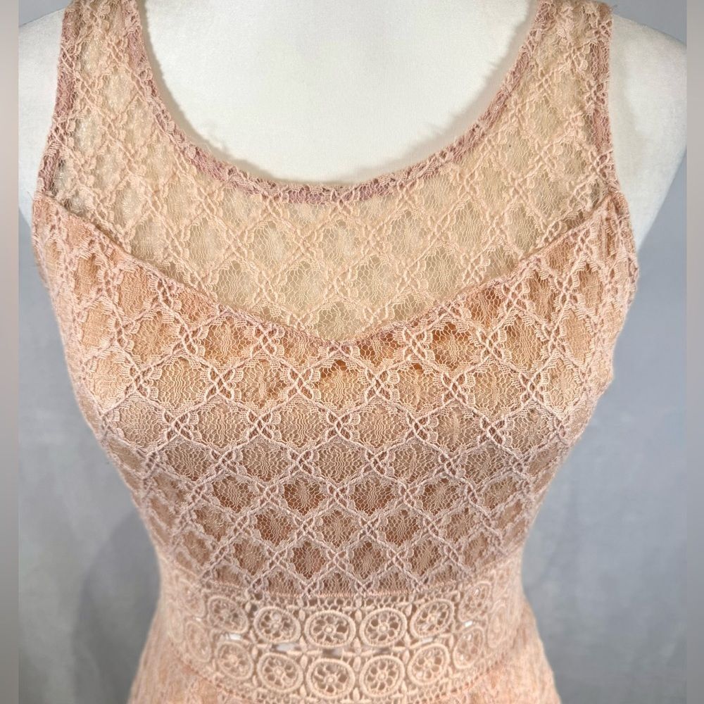 Beautiful peach blush lace dress with see through waist and back size small - Picture 2 of 7